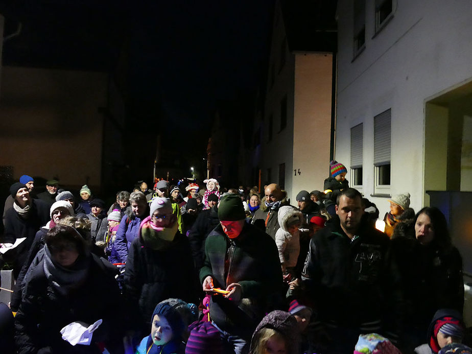 Sankt Martin Laternenumzug durch die Stadt (Foto: Karl-Franz Thiede)